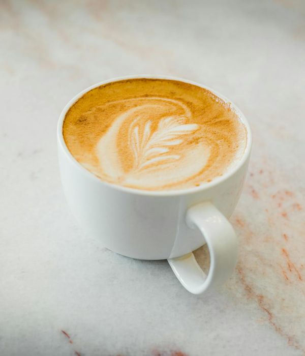 Mujer realizando una postura de yoga equilibrada en un entorno sereno con luces cian