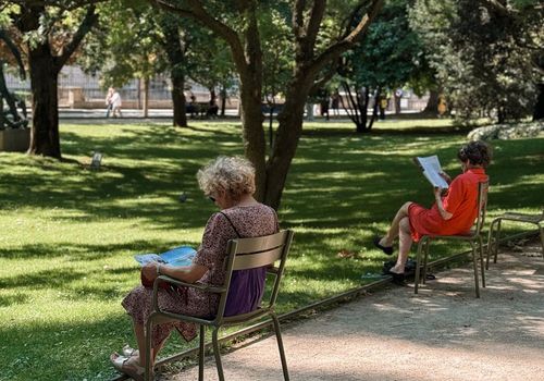 Persona estirando con fluidez en una alfombra de yoga de alta calidad
