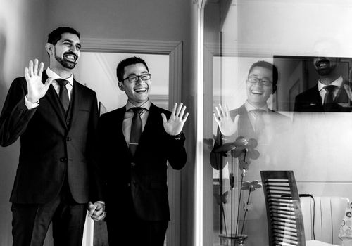 Primer plano de manos en posición de mudra durante una sesión de meditación